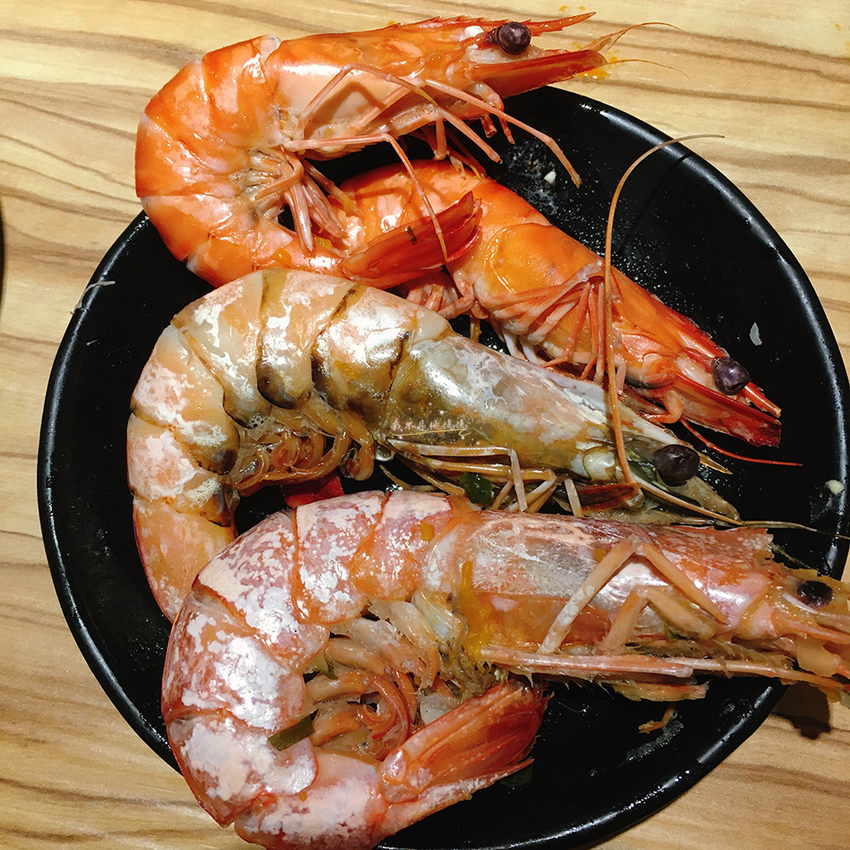 忠孝敦化老八風,痛風鍋,台北痛風鍋推薦,板南線痛風鍋推薦,東區痛風鍋,雞白鍋,東區啤酒喝到飽,忠孝敦化啤酒喝到飽,白蝦,草蝦,香蕉蝦,天使紅蝦