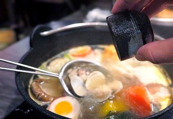 千荷田日式涮涮鍋-永安店：‖食記‖ 千荷田日式涮涮鍋-永安店 ｜雙拼超值鍋｜招牌羊肉鍋｜昆布湯底｜ 麻辣湯底（捷運永安市場美食）