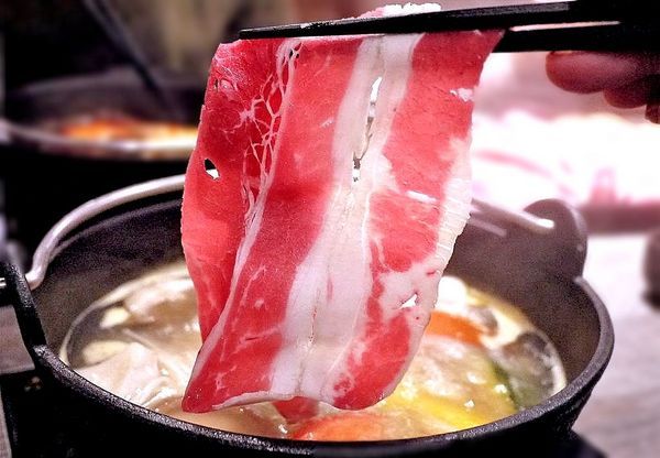 千荷田日式涮涮鍋-永安店：‖食記‖ 千荷田日式涮涮鍋-永安店 ｜雙拼超值鍋｜招牌羊肉鍋｜昆布湯底｜ 麻辣湯底（捷運永安市場美食）