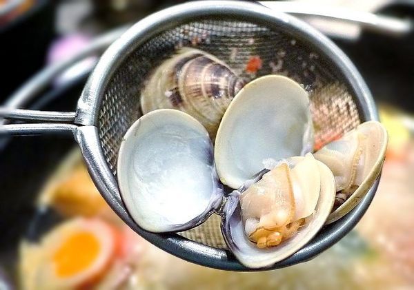 千荷田日式涮涮鍋-永安店：‖食記‖ 千荷田日式涮涮鍋-永安店 ｜雙拼超值鍋｜招牌羊肉鍋｜昆布湯底｜ 麻辣湯底（捷運永安市場美食）