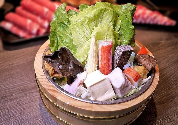 千荷田日式涮涮鍋-永安店：‖食記‖ 千荷田日式涮涮鍋-永安店 ｜雙拼超值鍋｜招牌羊肉鍋｜昆布湯底｜ 麻辣湯底（捷運永安市場美食）