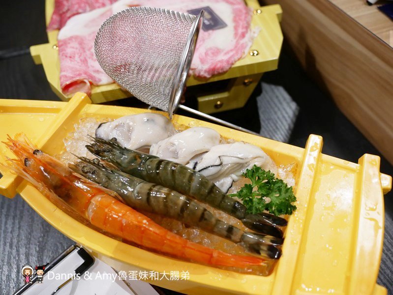 《新竹大遠百火鍋》大魔大滿足鍋物。全台最強肉品火鍋。霸氣A5日本和牛大魔神x波斯頓龍蝦深海蝦拼海鮮船︱開到凌晨的浮誇系鴛鴦火鍋餐廳 （影片）