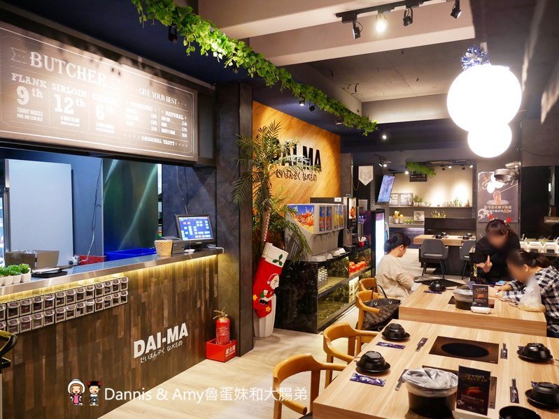 《新竹大遠百火鍋》大魔大滿足鍋物。全台最強肉品火鍋。霸氣A5日本和牛大魔神x波斯頓龍蝦深海蝦拼海鮮船︱開到凌晨的浮誇系鴛鴦火鍋餐廳 （影片）