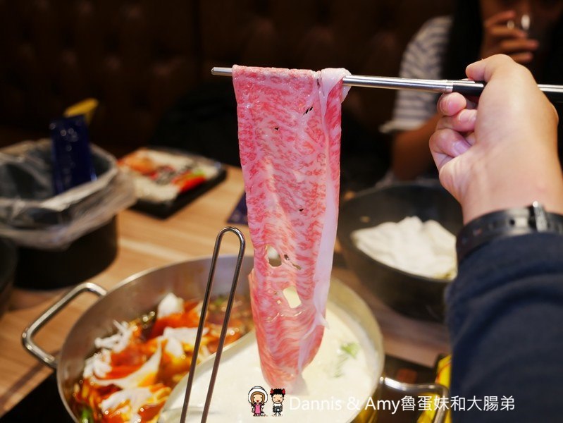 《新竹大遠百火鍋》大魔大滿足鍋物。全台最強肉品火鍋。霸氣A5日本和牛大魔神x波斯頓龍蝦深海蝦拼海鮮船︱開到凌晨的浮誇系鴛鴦火鍋餐廳 （影片）