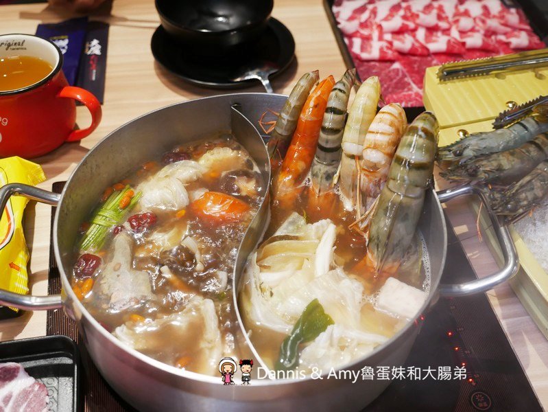 《新竹大遠百火鍋》大魔大滿足鍋物。全台最強肉品火鍋。霸氣A5日本和牛大魔神x波斯頓龍蝦深海蝦拼海鮮船︱開到凌晨的浮誇系鴛鴦火鍋餐廳 （影片）