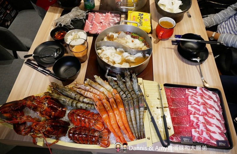 《新竹大遠百火鍋》大魔大滿足鍋物。全台最強肉品火鍋。霸氣A5日本和牛大魔神x波斯頓龍蝦深海蝦拼海鮮船︱開到凌晨的浮誇系鴛鴦火鍋餐廳 （影片）