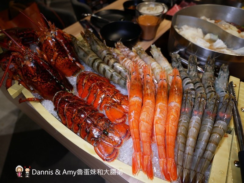 《新竹大遠百火鍋》大魔大滿足鍋物。全台最強肉品火鍋。霸氣A5日本和牛大魔神x波斯頓龍蝦深海蝦拼海鮮船︱開到凌晨的浮誇系鴛鴦火鍋餐廳 （影片）
