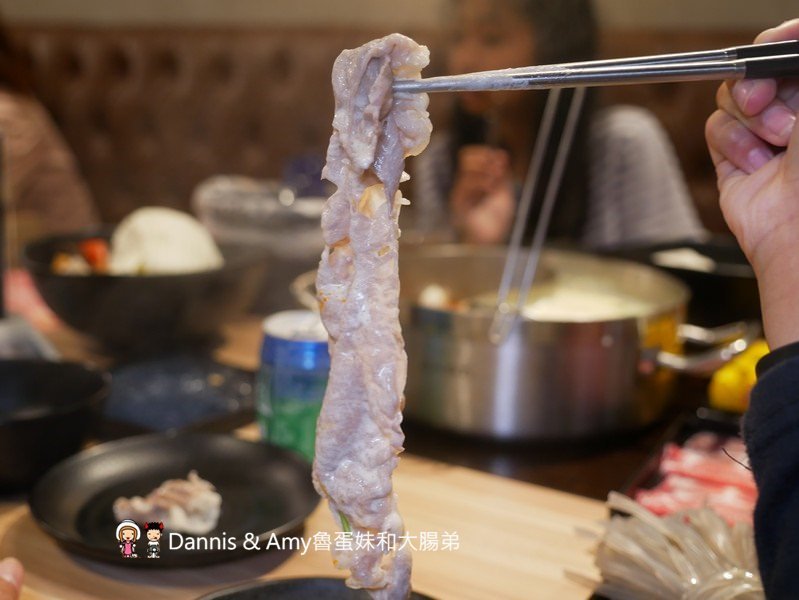 《新竹大遠百火鍋》大魔大滿足鍋物。全台最強肉品火鍋。霸氣A5日本和牛大魔神x波斯頓龍蝦深海蝦拼海鮮船︱開到凌晨的浮誇系鴛鴦火鍋餐廳 （影片）