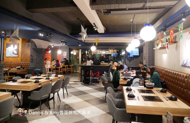 《新竹大遠百火鍋》大魔大滿足鍋物。全台最強肉品火鍋。霸氣A5日本和牛大魔神x波斯頓龍蝦深海蝦拼海鮮船︱開到凌晨的浮誇系鴛鴦火鍋餐廳 （影片）