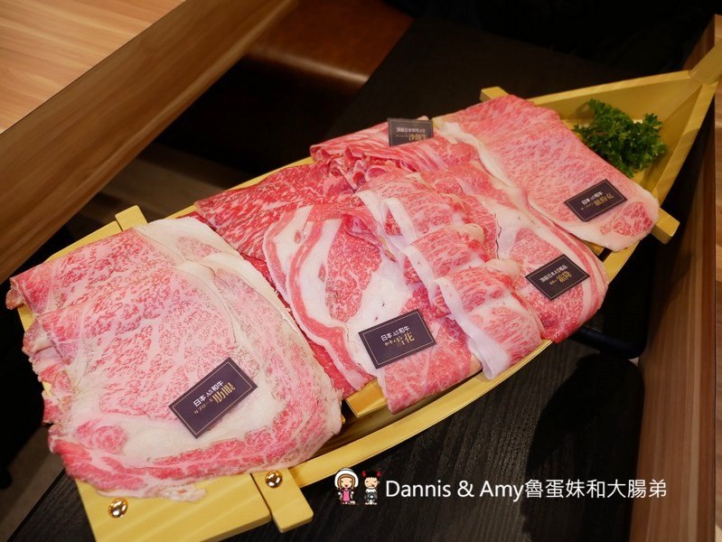 《新竹大遠百火鍋》大魔大滿足鍋物。全台最強肉品火鍋。霸氣A5日本和牛大魔神x波斯頓龍蝦深海蝦拼海鮮船︱開到凌晨的浮誇系鴛鴦火鍋餐廳 （影片）