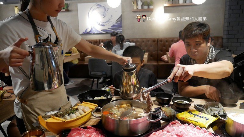 《新竹好吃火鍋推薦》大魔大滿足鍋物大遠百店。各國頂級和牛肉品海鮮吃好吃滿。辦大魔卡送海鮮船。光棍節最新消費優惠分享︱(影片) 《新竹好吃火鍋推薦》大魔大滿足鍋物大遠百店。各國頂級和牛肉品海鮮吃好吃滿。辦大魔卡送海鮮船。光棍節最新消費優惠分享︱(影片)