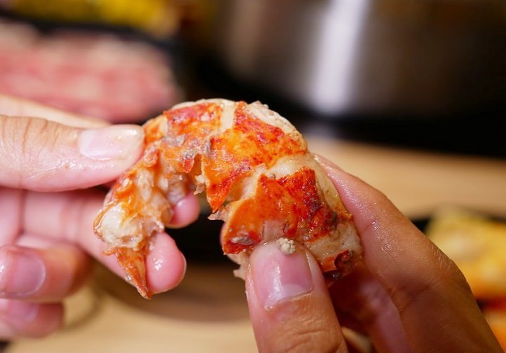 《新竹大遠百火鍋》大魔大滿足鍋物。全台最強肉品火鍋。霸氣A5日本和牛大魔神x波斯頓龍蝦深海蝦拼海鮮船︱開到凌晨的浮誇系鴛鴦火鍋餐廳 （影片）