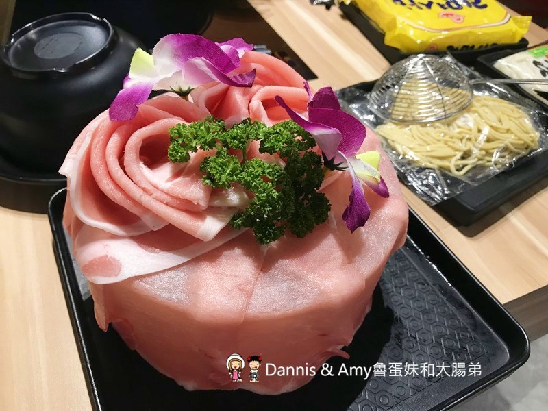 《新竹好吃火鍋推薦》大魔大滿足鍋物大遠百店。各國頂級和牛肉品海鮮吃好吃滿。辦大魔卡送海鮮船。光棍節最新消費優惠分享︱(影片) 《新竹好吃火鍋推薦》大魔大滿足鍋物大遠百店。各國頂級和牛肉品海鮮吃好吃滿。辦大魔卡送海鮮船。光棍節最新消費優惠分享︱(影片)