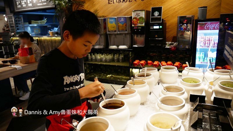 《新竹大遠百火鍋》大魔大滿足鍋物。全台最強肉品火鍋。霸氣A5日本和牛大魔神x波斯頓龍蝦深海蝦拼海鮮船︱開到凌晨的浮誇系鴛鴦火鍋餐廳 （影片）