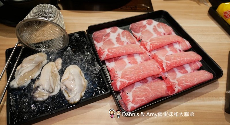 《新竹大遠百火鍋》大魔大滿足鍋物。全台最強肉品火鍋。霸氣A5日本和牛大魔神x波斯頓龍蝦深海蝦拼海鮮船︱開到凌晨的浮誇系鴛鴦火鍋餐廳 （影片）