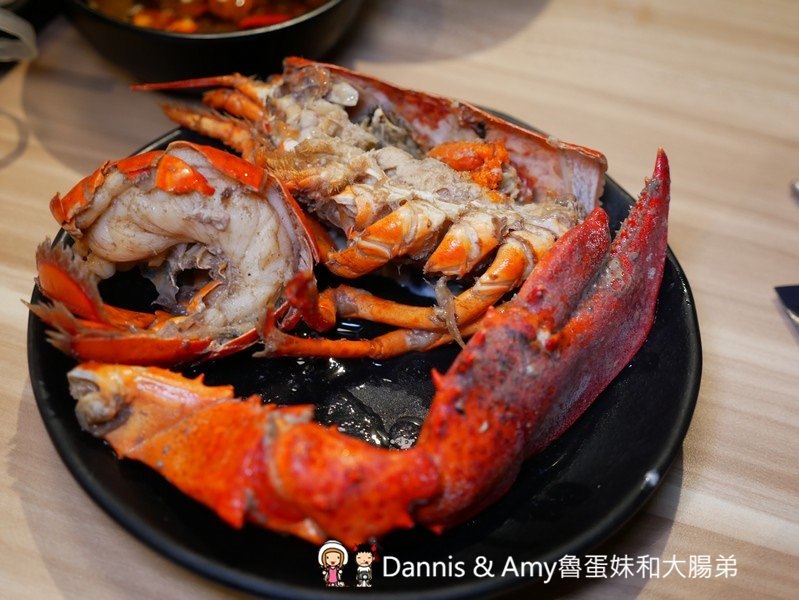 《新竹大遠百火鍋》大魔大滿足鍋物。全台最強肉品火鍋。霸氣A5日本和牛大魔神x波斯頓龍蝦深海蝦拼海鮮船︱開到凌晨的浮誇系鴛鴦火鍋餐廳 （影片）