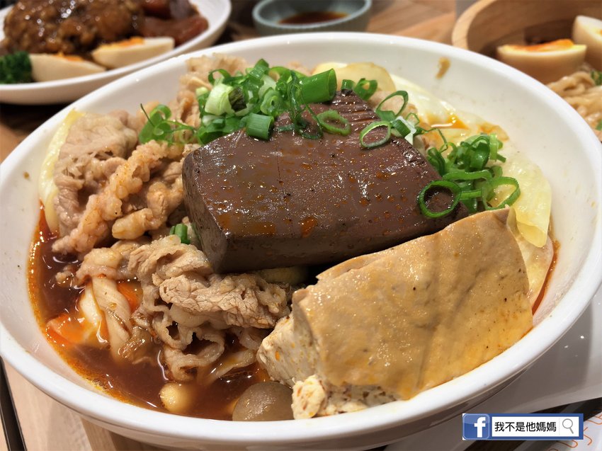 辣呼呼,大師兄,Lahuhu,我不是他媽媽,海底撈,麻辣湯頭,Q彈,紅通通,麵條,川菜,極味棧,麻辣牛肉麵,辣呼呼菜單,愛吃鬼云云推薦