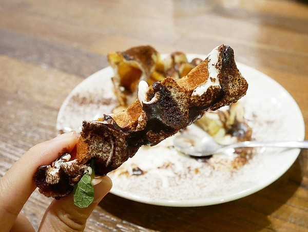 YATS台中 葉子洋食 品記宵夜:YATS台中 葉子洋食 品記宵夜-台中東區複合式餐廳 葉子大變身 一間店可以享用兩類餐點 來這邊從早吃到晚也不無聊