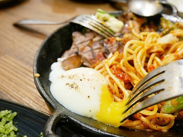 YATS台中 葉子洋食 品記宵夜:YATS台中 葉子洋食 品記宵夜-台中東區複合式餐廳 葉子大變身 一間店可以享用兩類餐點 來這邊從早吃到晚也不無聊