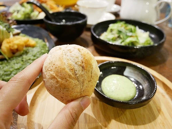 YATS台中 葉子洋食 品記宵夜:YATS台中 葉子洋食 品記宵夜-台中東區複合式餐廳 葉子大變身 一間店可以享用兩類餐點 來這邊從早吃到晚也不無聊