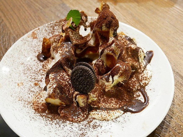 YATS台中 葉子洋食 品記宵夜:YATS台中 葉子洋食 品記宵夜-台中東區複合式餐廳 葉子大變身 一間店可以享用兩類餐點 來這邊從早吃到晚也不無聊