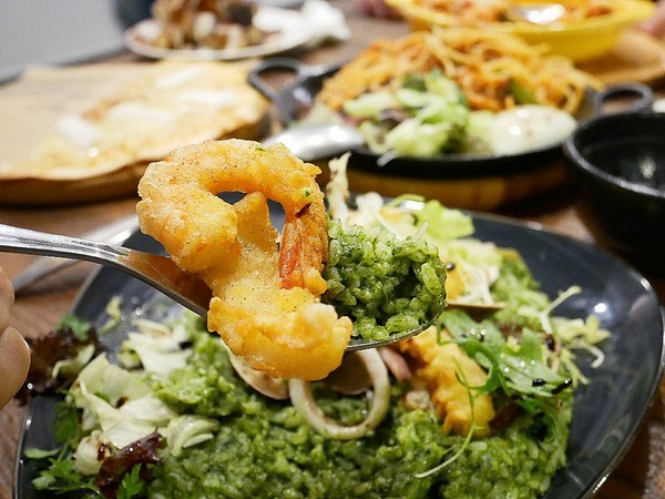 YATS台中 葉子洋食 品記宵夜:YATS台中 葉子洋食 品記宵夜-台中東區複合式餐廳 葉子大變身 一間店可以享用兩類餐點 來這邊從早吃到晚也不無聊