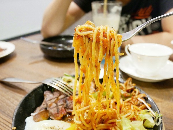 YATS台中 葉子洋食 品記宵夜:YATS台中 葉子洋食 品記宵夜-台中東區複合式餐廳 葉子大變身 一間店可以享用兩類餐點 來這邊從早吃到晚也不無聊