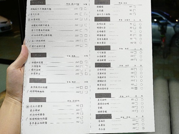 YATS台中 葉子洋食 品記宵夜:YATS台中 葉子洋食 品記宵夜-台中東區複合式餐廳 葉子大變身 一間店可以享用兩類餐點 來這邊從早吃到晚也不無聊