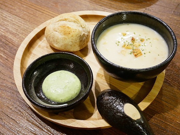 YATS台中 葉子洋食 品記宵夜:YATS台中 葉子洋食 品記宵夜-台中東區複合式餐廳 葉子大變身 一間店可以享用兩類餐點 來這邊從早吃到晚也不無聊