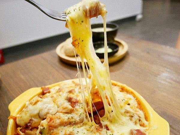 YATS台中 葉子洋食 品記宵夜:YATS台中 葉子洋食 品記宵夜-台中東區複合式餐廳 葉子大變身 一間店可以享用兩類餐點 來這邊從早吃到晚也不無聊