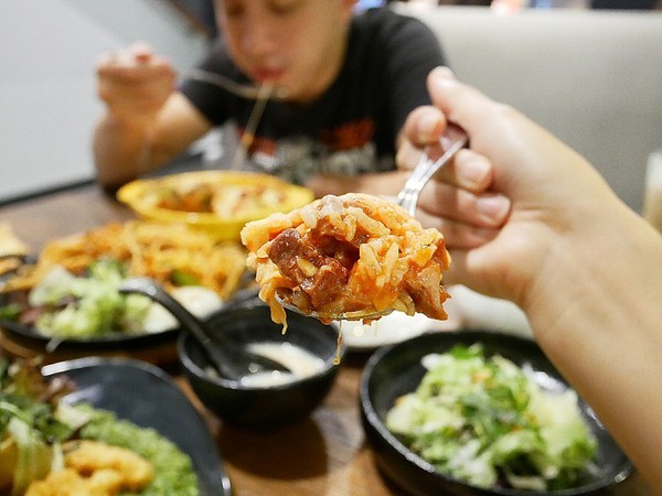 YATS台中 葉子洋食 品記宵夜:YATS台中 葉子洋食 品記宵夜-台中東區複合式餐廳 葉子大變身 一間店可以享用兩類餐點 來這邊從早吃到晚也不無聊