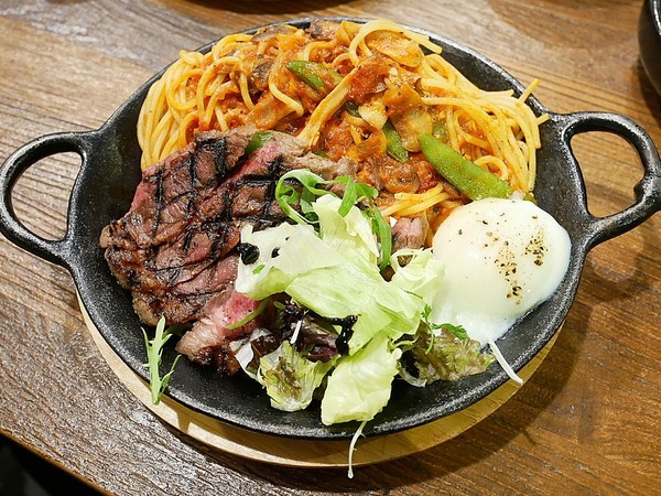 YATS台中 葉子洋食 品記宵夜:YATS台中 葉子洋食 品記宵夜-台中東區複合式餐廳 葉子大變身 一間店可以享用兩類餐點 來這邊從早吃到晚也不無聊