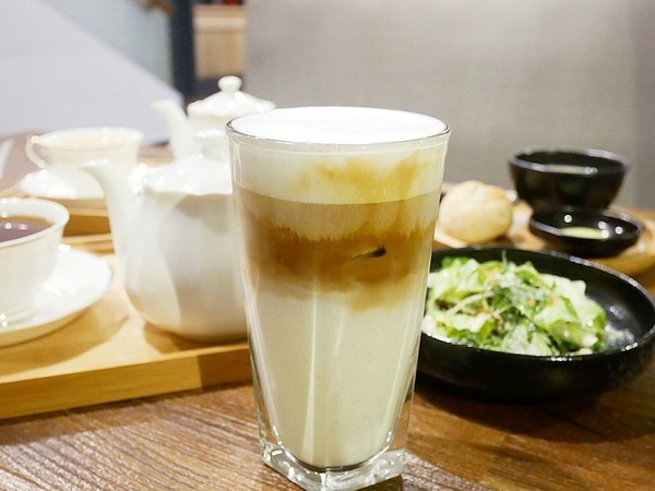 YATS台中 葉子洋食 品記宵夜:YATS台中 葉子洋食 品記宵夜-台中東區複合式餐廳 葉子大變身 一間店可以享用兩類餐點 來這邊從早吃到晚也不無聊