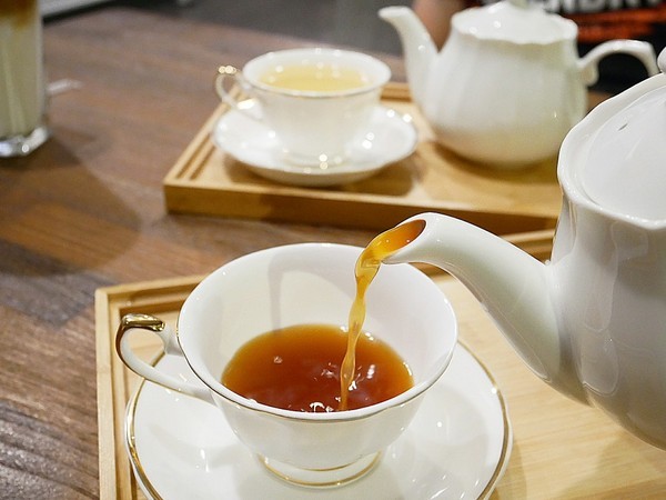 YATS台中 葉子洋食 品記宵夜:YATS台中 葉子洋食 品記宵夜-台中東區複合式餐廳 葉子大變身 一間店可以享用兩類餐點 來這邊從早吃到晚也不無聊