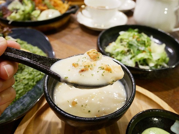 YATS台中 葉子洋食 品記宵夜:YATS台中 葉子洋食 品記宵夜-台中東區複合式餐廳 葉子大變身 一間店可以享用兩類餐點 來這邊從早吃到晚也不無聊