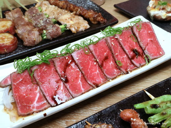 炭燒烤(逢甲店):台中美食│炭燒烤逢甲店〃逢甲必吃烤肉!價格親民,烤功了得,讓人一吃成主顧的炭燒烤~