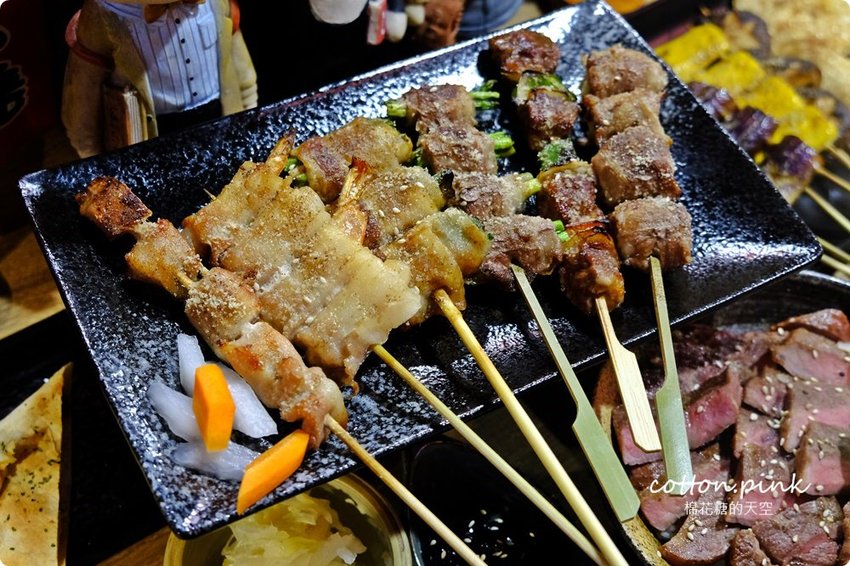 逢甲夜市隱藏版居酒屋-炭燒烤不只串燒好吃，牛排丼肉多到看不到飯了啦！