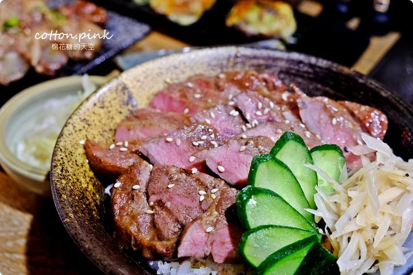 逢甲夜市隱藏版居酒屋-炭燒烤不只串燒好吃，牛排丼肉多到看不到飯了啦！