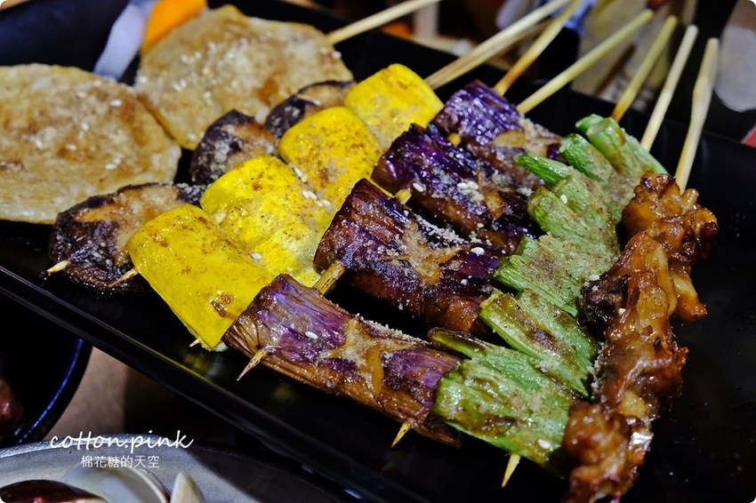 逢甲夜市隱藏版居酒屋-炭燒烤不只串燒好吃，牛排丼肉多到看不到飯了啦！