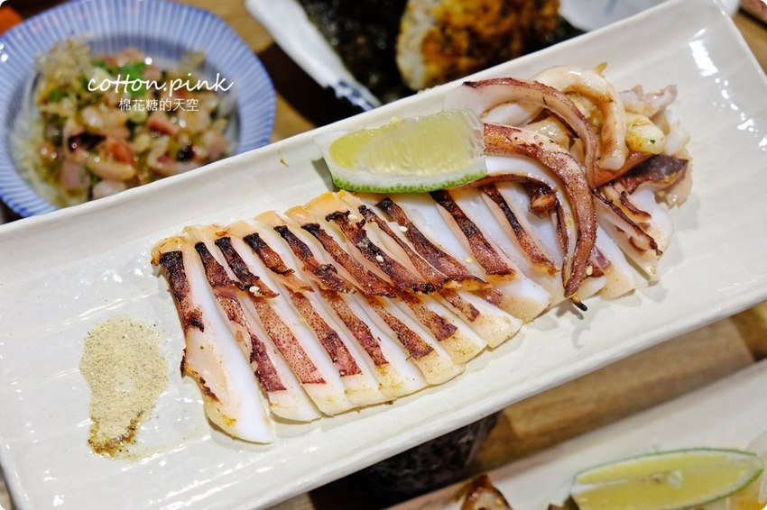 逢甲夜市隱藏版居酒屋-炭燒烤不只串燒好吃，牛排丼肉多到看不到飯了啦！