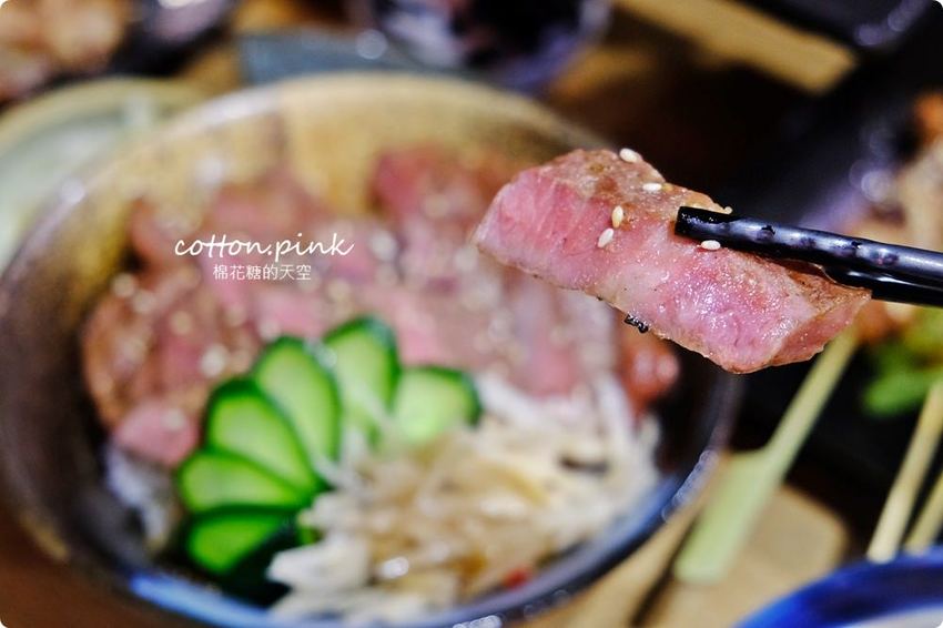 逢甲夜市隱藏版居酒屋-炭燒烤不只串燒好吃，牛排丼肉多到看不到飯了啦！