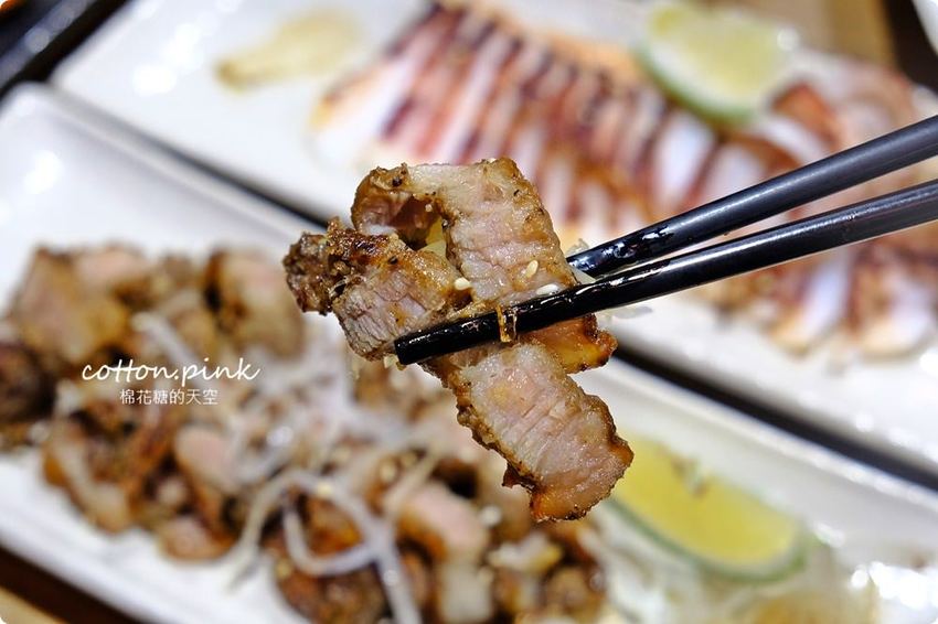 逢甲夜市隱藏版居酒屋-炭燒烤不只串燒好吃，牛排丼肉多到看不到飯了啦！