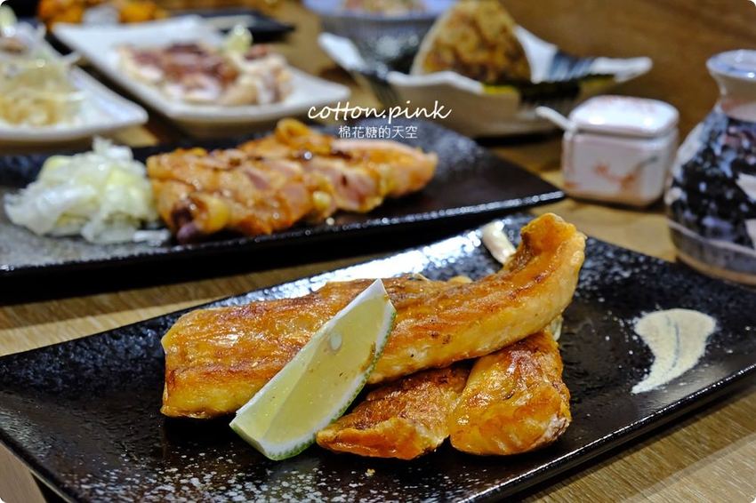 逢甲夜市隱藏版居酒屋-炭燒烤不只串燒好吃，牛排丼肉多到看不到飯了啦！