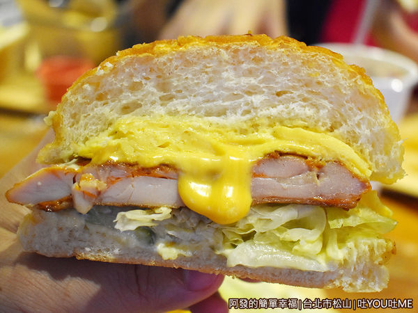 吐YOU吐ME21-起司雞排菠蘿堡切面.JPG