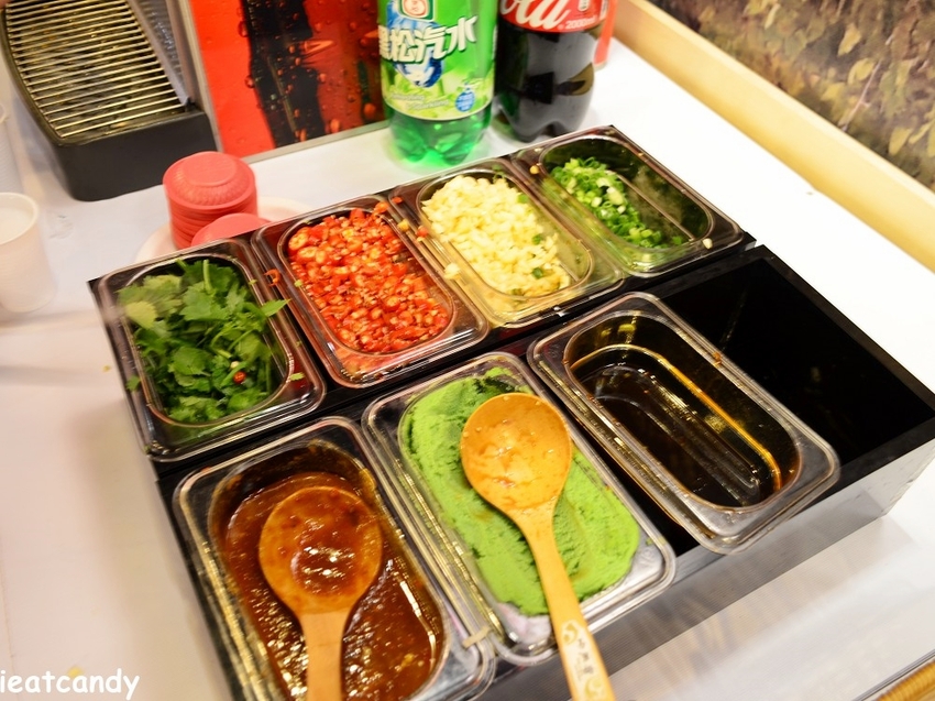 台中美食_泰夯蝦-正宗曼谷流水蝦│隱藏在龍富夜市的泰國蝦吃到飽！滿滿蝦子吃到過癮~ - 愛伊特candy的分享樂園