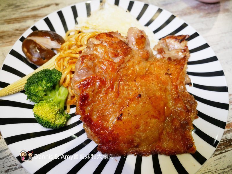 《新竹龍山社區早餐》米樂晨食館-竹科店。不只賣早餐、早午餐。晚上還有平價牛排新選擇︱COSTCO好市多附近（影片）