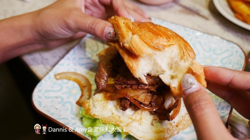 《新竹龍山社區早餐》米樂晨食館-竹科店。不只賣早餐、早午餐。晚上還有平價牛排新選擇︱COSTCO好市多附近（影片）