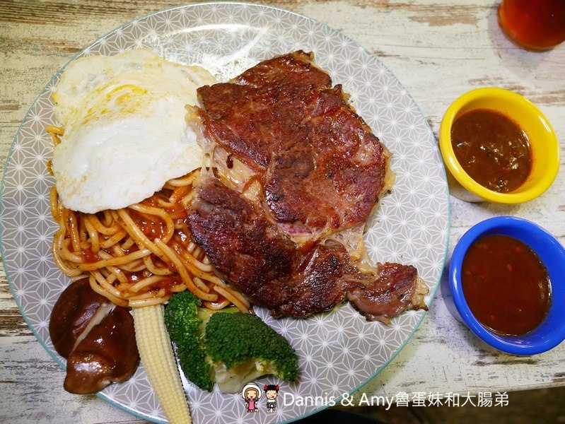 《新竹龍山社區早餐》米樂晨食館-竹科店。不只賣早餐、早午餐。晚上還有平價牛排新選擇︱COSTCO好市多附近（影片）