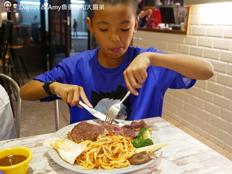 《新竹龍山社區早餐》米樂晨食館-竹科店。不只賣早餐、早午餐。晚上還有平價牛排新選擇︱COSTCO好市多附近（影片）