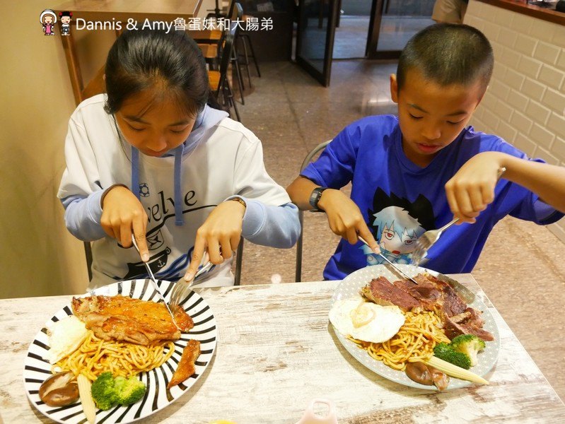 《新竹龍山社區早餐》米樂晨食館-竹科店。不只賣早餐、早午餐。晚上還有平價牛排新選擇︱COSTCO好市多附近（影片）